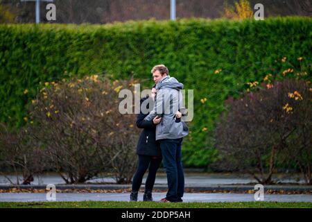 (201126) -- SURREY, 26. November 2020 (Xinhua) -- EIN durch die Grenzbeschränkungen getrenntes Paar trifft sich im Peace Arch Historical State Park, wo ein kleiner Teil davon entlang der Kanada-US-Grenze abgegrenzt wird, während der Thanksgiving-Feiertage in Surrey, British Columbia, Kanada, 25. November 2020. Die Grenze zwischen den USA und Kanada ist seit März wegen COVID-19 für nicht-wesentlichen Verkehr gesperrt. Kanadische und amerikanische Freunde und Verwandte treffen sich während der amerikanischen Thanksgiving-Woche entlang der Grenze, obwohl sie durch die Grenzschließung getrennt sind. Der Peace Arch Historical State Park liegt an der bo Stockfoto