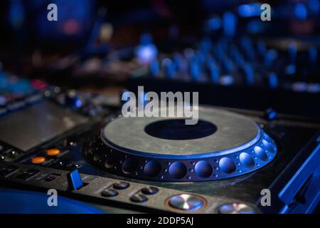 DJ-Plattenspieler auf der Bühne im Nachtclub.professioneller CD-Player Gerät zum Abspielen von Musikspuren auf Rave-Party.musikalische Audiogeräte Für Unterhaltung Stockfoto