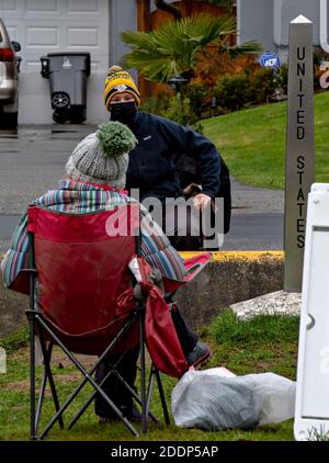 (201126) -- SURREY, 26. November 2020 (Xinhua) -- während des Thanksgiving-Feiertags am 25. November 2020 treffen sich Menschen im Peace Arch Historical State Park, wo ein kleiner Teil davon entlang der Kanada-US-Grenze abgegrenzt ist. Die Grenze zwischen den USA und Kanada ist seit März wegen COVID-19 für nicht-wesentlichen Verkehr gesperrt. Kanadische und amerikanische Freunde und Verwandte treffen sich während der amerikanischen Thanksgiving-Woche entlang der Grenze, obwohl sie durch die Grenzschließung getrennt sind. Der Peace Arch Historical State Park erstreckt sich über die Grenze und ermöglicht es Menschen beider Nationalitäten, sich während der Pandemie bo zu treffen Stockfoto