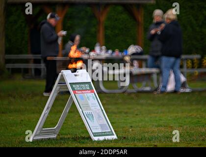 (201126) -- SURREY, 26. November 2020 (Xinhua) -- während des Thanksgiving-Feiertags in Surrey, British Columbia, Kanada, 25. November 2020 versammeln sich die Menschen im Peace Arch Historical State Park, wo ein kleiner Teil davon entlang der Kanada-US-Grenze abgegrenzt wird. Die Grenze zwischen den USA und Kanada ist seit März wegen COVID-19 für nicht-wesentlichen Verkehr gesperrt. Kanadische und amerikanische Freunde und Verwandte treffen sich während der amerikanischen Thanksgiving-Woche entlang der Grenze, obwohl sie durch die Grenzschließung getrennt sind. Der Peace Arch Historical State Park erstreckt sich über die Grenze und ermöglicht Menschen von beiden nationalen Stockfoto