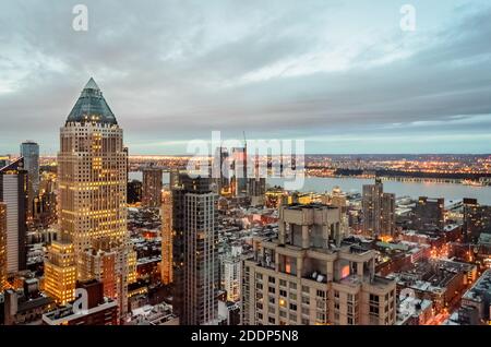 Luftaufnahme von Gebäuden, Wolkenkratzern und Türmen in Manhattan. Hudson River und Jersey City im Hintergrund. New York City, USA Stockfoto