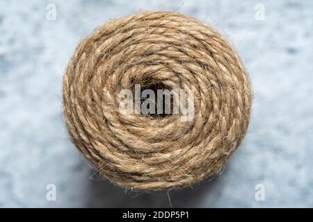 Hochwertige handgefertigte Spule aus natürlichem Hanfseil, isoliert auf weißem Hintergrund. Rustikale beige Kordel aus Öko-Material Stockfoto