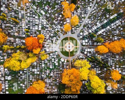 Abstraktes Muster auf dem Friedhof in Tarnow, Polen. Herbst Laub und Grabstätten. Drone-Ansicht Von Oben Nach Unten. Stockfoto