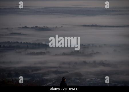 Nebel und Nebel im Morgengrauen von den Malvern Hills mit Blick auf Worcestershire. Stockfoto