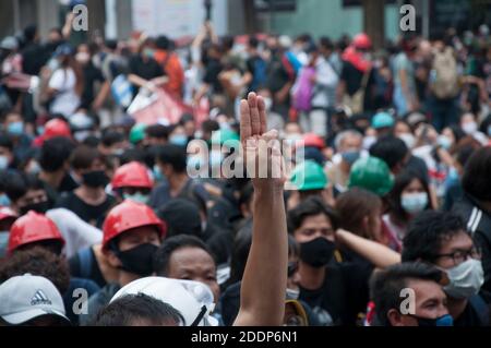 Bangkok, Thailand. Oktober 2020. Ein Protestler lässt den dreifingerigen Gruß während einer Demonstration an der Kreuzung Ratchaprasong.der dreifingerige Gruß ist ein Symbol für regierungsfeindliche Proteste in Thailand, was Freiheit, Freiheit und Brüderlichkeit bedeutet, inspiriert von den Filmen der Hungerspiele. Kredit: Peerapon Boonyakiat/SOPA Images/ZUMA Wire/Alamy Live Nachrichten Stockfoto