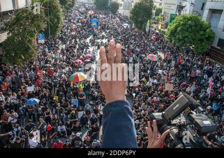 Bangkok, Thailand. Oktober 2020. Der dreifingerige Gruß ist ein Symbol für regierungsfeindliche Proteste in Thailand und bedeutet Freiheit, Freiheit und Brüderlichkeit, inspiriert von den Filmen der Hungerspiele. Kredit: Peerapon Boonyakiat/SOPA Images/ZUMA Wire/Alamy Live Nachrichten Stockfoto