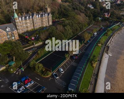 Die interessante Architektur von Langland Bay in Gower, Wales, Großbritannien, mit Blick auf das Meer an der Küste mit Strandhütten und Tennisplätze auf einem späten AUT Stockfoto