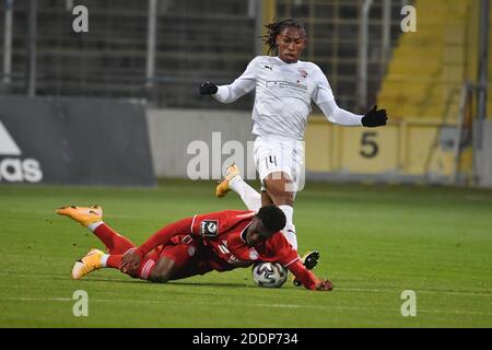 München GRUENWALDER STADION. November 2020. Caniggia Elva (FC Ingolstadt), Action, Duelle gegen Christoher SCOTT (FCB). Fußball 3. Liga, Liga3, FC Bayern München II - FC Ingolstadt 1-3 am 25. November 2020 in München GRUENWALDER STADION. DIE DFL-VORSCHRIFTEN VERBIETEN DIE VERWENDUNG VON FOTOS ALS BILDSEQUENZEN UND/ODER QUASI-VIDEO. Quelle: dpa/Alamy Live News Stockfoto