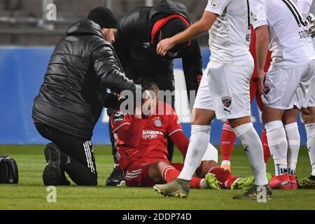 München GRUENWALDER STADION. November 2020. Timo Kern (FCB) verletzt am Boden, Verletzung. Muss behandelt werden. Fußball 3. Liga, Liga3, FC Bayern München II - FC Ingolstadt 1-3 am 25. November 2020 in München GRUENWALDER STADION. DIE DFL-VORSCHRIFTEN VERBIETEN DIE VERWENDUNG VON FOTOS ALS BILDSEQUENZEN UND/ODER QUASI-VIDEO. Quelle: dpa/Alamy Live News Stockfoto