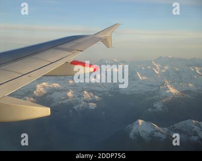 Nahaufnahme eines Flugflügels, der über die alpen fliegt Von Madrid nach Zürich Stockfoto