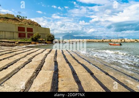 Küstenlandschaft mit kleinem Hafen in Trappeto, Provinz Palermo, Sizilien, Italien Stockfoto