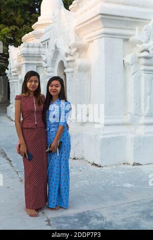 Zwei hübsche, junge Frauen mit thanaka auf Wangen für Fotos in der Kuthodaw Pagode, Myanmar (Burma), Asien im Februar posing Stockfoto