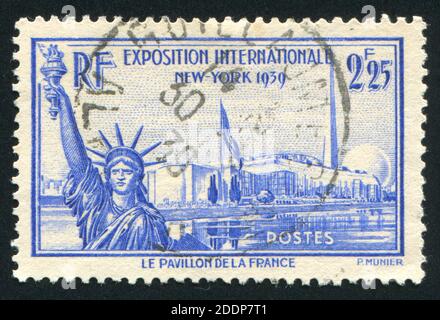 FRANKREICH - UM 1939: Briefmarke gedruckt von Frankreich, zeigt Freiheitsstatue, Französischer Pavillon, Trylon und Perisphere, um 1939 Stockfoto