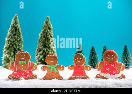 Weihnachtskarte. Lebkuchen Lustige Familie im Freien im Schnee. Stockfoto