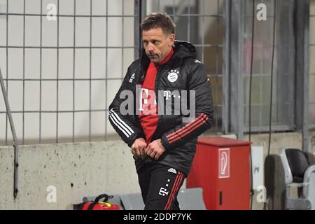 München GRUENWALDER STADION. November 2020. Holger SEITZ (Trainer FCB) nach dem Ende des Spiels, Enttäuschung, frustriert, enttäuscht, frustriert, niedergeschlagen, Fußball 3. Liga, Liga3, FC Bayern München II - FC Ingolstadt, am 25. November 2020 in München GRUENWALDER STADION. DIE DFL-VORSCHRIFTEN VERBIETEN DIE VERWENDUNG VON FOTOS ALS BILDSEQUENZEN UND/ODER QUASI-VIDEO. Quelle: dpa/Alamy Live News Stockfoto