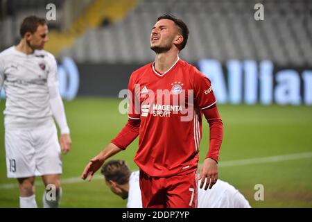 München GRUENWALDER STADION. November 2020. Leon DAJAKU (FCB), Enttaeuschung, frustriert, enttäuscht, frustriert, niedergeschlagen, Fußball 3. Liga, Liga3, FC Bayern München II - FC Ingolstadt 1-3 am 25. November 2020 in München GRUENWALDER STADION. DIE DFL-VORSCHRIFTEN VERBIETEN DIE VERWENDUNG VON FOTOS ALS BILDSEQUENZEN UND/ODER QUASI-VIDEO. Quelle: dpa/Alamy Live News Stockfoto