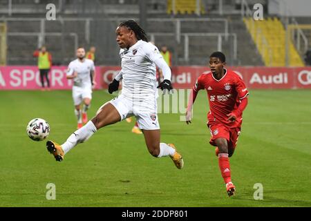 München GRUENWALDER STADION. November 2020. Caniggia Elva (FC Ingolstadt), Action, Duelle gegen Christopher SCOTT (FCB). Fußball 3. Liga, Liga3, FC Bayern München II - FC Ingolstadt 1-3 am 25. November 2020 in München GRUENWALDER STADION. DIE DFL-VORSCHRIFTEN VERBIETEN DIE VERWENDUNG VON FOTOS ALS BILDSEQUENZEN UND/ODER QUASI-VIDEO. Quelle: dpa/Alamy Live News Stockfoto