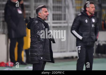 München GRUENWALDER STADION. November 2020. Tomas ORAL (Trainer Ingolstadt) Geste, gibt Anweisungen, Fußball 3. Liga, Liga3, FC Bayern München II - FC Ingolstadt 1-3 am 25. November 2020 in München GRUENWALDER STADION. DIE DFL-VORSCHRIFTEN VERBIETEN DIE VERWENDUNG VON FOTOS ALS BILDSEQUENZEN UND/ODER QUASI-VIDEO. Quelle: dpa/Alamy Live News Stockfoto