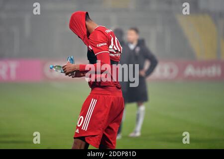 München GRUENWALDER STADION. November 2020. Jamie LAWRENCE (FCB) nach Spielende, Enttaeuschung, frustriert, enttäuscht, frustriert, dejected, Fußball 3. Liga, Liga3, FC Bayern München II - FC Ingolstadt, am 25. November 2020 in München GRUENWALDER STADION. DIE DFL-VORSCHRIFTEN VERBIETEN DIE VERWENDUNG VON FOTOS ALS BILDSEQUENZEN UND/ODER QUASI-VIDEO. Quelle: dpa/Alamy Live News Stockfoto