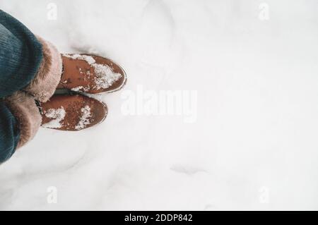 Schneeschuhe auf dem weißen Schnee beim Wandern im Winter. Touristische Winterwanderungen entlang der Routen. Saisonale Erholung und Sport. Stockfoto