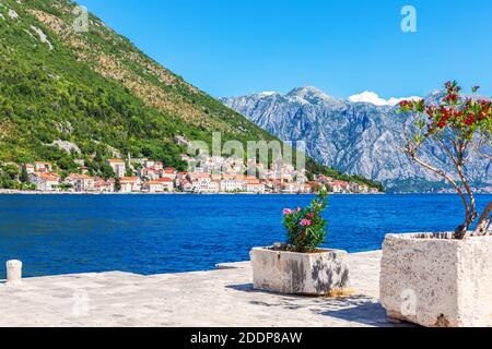 Perast Altstadt, Blick vom Pier der Madonna auf der Felseninsel, Kotor, Montenegro Stockfoto