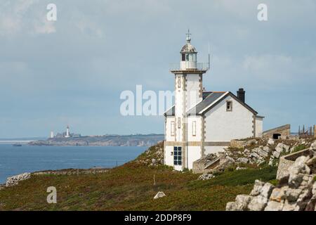 Leuchtturm in der Nähe von Camaret sur Mer (Bretagne, Frankreich) an einem sonnigen Tag im Sommer Stockfoto