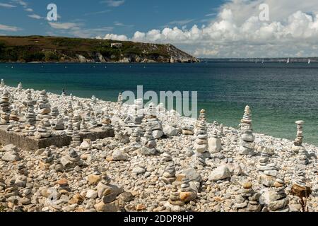 Viele Stapel von Kieselsteinen in Camaret sur Mer (Bretagne, Frankreich) an einem sonnigen Tag im Sommer Stockfoto