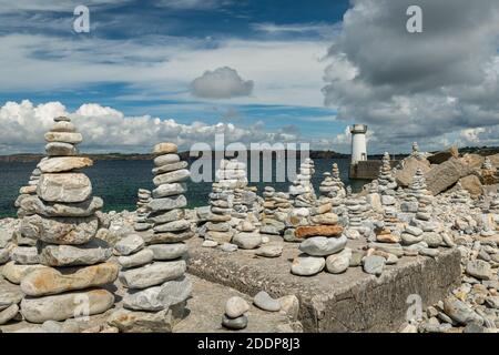 Viele Stapel von Kieselsteinen in Camaret sur Mer (Bretagne, Frankreich) an einem sonnigen Tag im Sommer Stockfoto