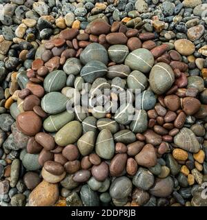 Eine Spirale aus Kieselsteinen am Strand, wolkiger Tag im Sommer Stockfoto