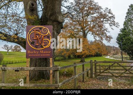 Eintrittsschild zum Burley Manor House im Herbst ist Burley Manor ein 4-Sterne-Hotel und Restaurant im New Forest, Hampshire, England, Großbritannien Stockfoto