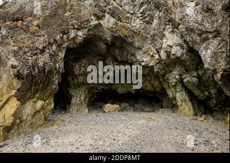 Grotte von Crozon (Bretagne, Frankreich) an einem bewölkten, regnerischen Tag im Sommer Stockfoto