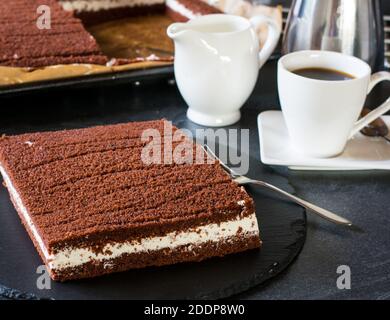 Deutscher Milchkuchen mit einer Tasse Kaffee Stockfoto