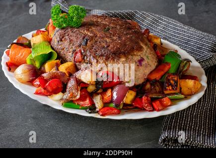 Italienisches Hackbraten mit gebratenem Gemüse Stockfoto