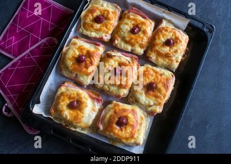 Toast Hawaii auf einem Backblech von oben Stockfoto