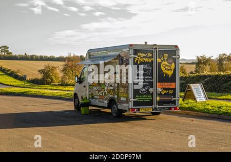 Basingstoke, Großbritannien - 17. November 2020: Ein Kebab-Van in einem Lay mit Blick auf herrliche Landschaft auf der A339 Hauptstraße in Basingstoke, Hampshire o geparkt Stockfoto