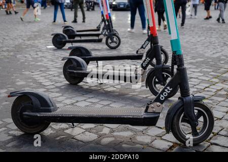 Elektroroller Dott in Piazza del Popolo geparkt aufgereiht und bereit zu mieten. Die Roller können mit der RideDott App für smartpho gemietet werden Stockfoto