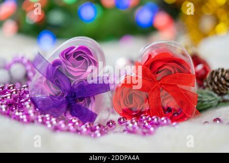 Schöne rote Herz Dekor Geschenk von Rosen auf Bokeh Hintergrund Für februar valentine Stockfoto