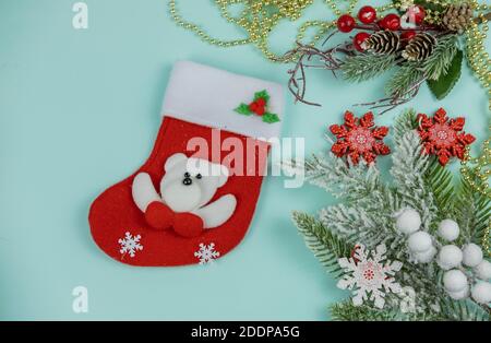 Hintergrundkarte mit weihnachtsmann rote Socke mit Dekorationen für Der Feiertag Neujahr und weihnachten Stockfoto