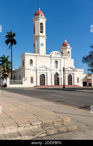 Cienfuegos, Kuba - 16. Februar 2020: Spanische Kolonialarchitektur von Cienfuegos an der Küste des nördlichen Karibischen Meeres, Kuba, ist auch eine der Stockfoto