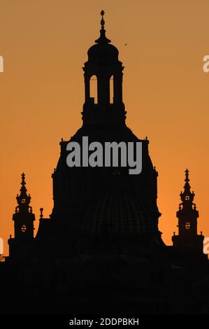 Dresden, Deutschland. November 2020. Die Frauenkirche sticht bei Sonnenuntergang als Silhouette hervor. Quelle: Sebastian Kahnert/dpa-Zentralbild/ZB/dpa/Alamy Live News Stockfoto