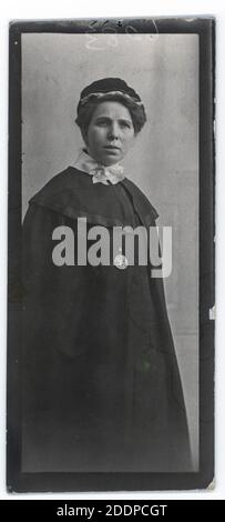 Krankenschwester mit St. John's Ambulance Association während des Ersten Weltkriegs. Englische Frau aus Lancashire. Gekleidet in Outdoor-Uniform von Mantel und Hut. Stockfoto