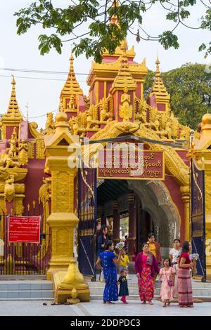 Besucher der Kuthodaw Pagode, Myanmar (Burma), Asien im Februar Stockfoto