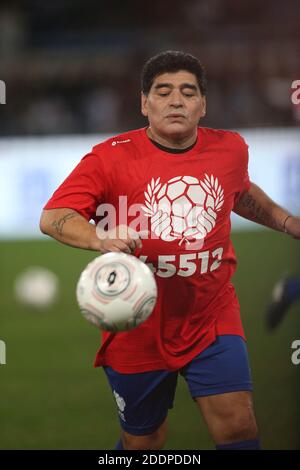 Rom, Italien - 12/10/2014: Diego Armando Maradona in Aktion während des Freundschaftsspiel "United for Peace", das Papst Franziskus im Olympiastadion in Rom gewidmet ist Stockfoto