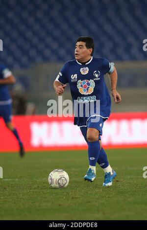 Rom, Italien - 12/10/2014: Diego Armando Maradona in Aktion während des Freundschaftsspiel "United for Peace", das Papst Franziskus im Olympiastadion in Rom gewidmet ist Stockfoto