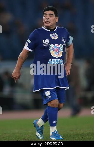 Rom, Italien - 12/10/2014: Diego Armando Maradona in Aktion während des Freundschaftsspiel "United for Peace", das Papst Franziskus im Olympiastadion in Rom gewidmet ist Stockfoto