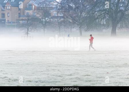 Cambridge, Großbritannien. November 2020. Die Leute draußen im Nebel an einem frostigen späten Herbstmorgen. Die Temperaturen fielen über Nacht auf fast den Gefrierpunkt und in den nächsten Tagen wird mehr kaltes Wetter prognostiziert. Kredit: Julian Eales/Alamy Live Nachrichten Stockfoto