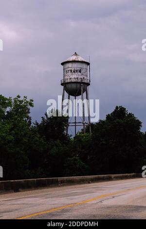 Strawn Water Tower auf Stormy Highway, (wie in der CBS TV Series Texas 6 zu sehen), Strawn, Texas, USA, Mai 2015 Stockfoto