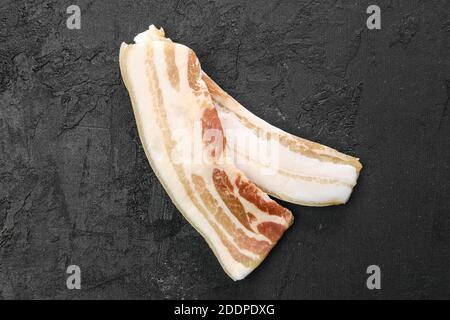 Draufsicht auf zwei Scheiben Speck auf dem Tisch Stockfoto