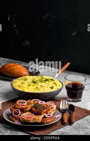 Gebratenes Schweinfilet Mignon, serviert mit Kartoffelpüree und roten Zwiebeln und Dill Stockfoto