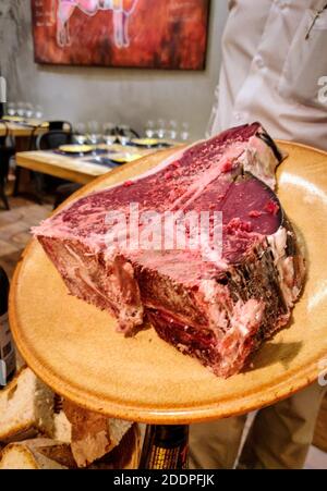 Eine vertikale Aufnahme eines rohen Stücks Steak Stockfoto